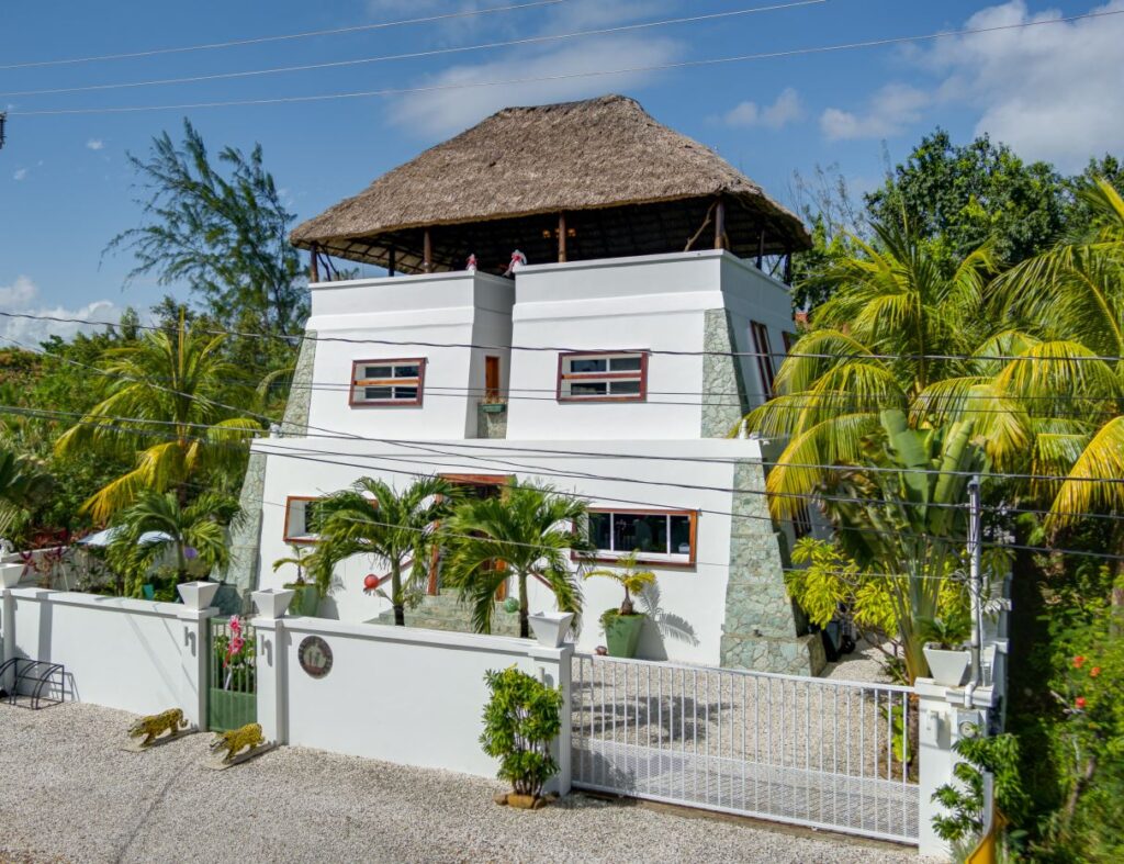 B4147 – Uniquely styled Home in Placencia Village