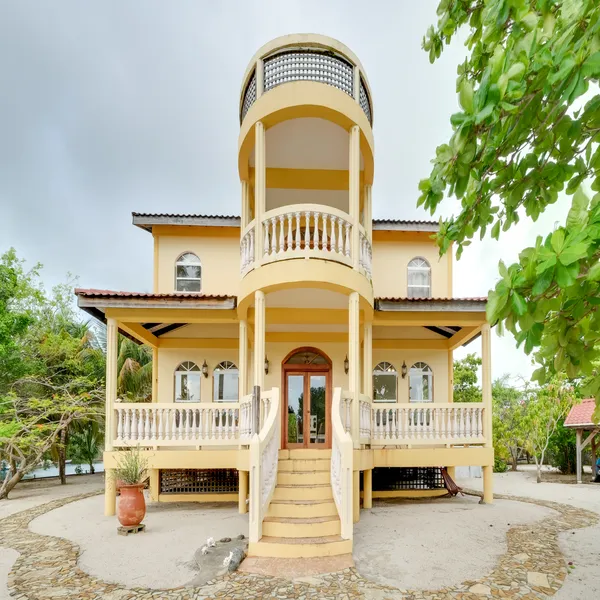 H4105 – Island Living within the Village