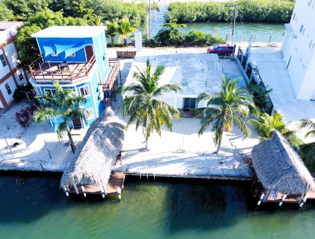 B4213 – Harbour place, on water in the village