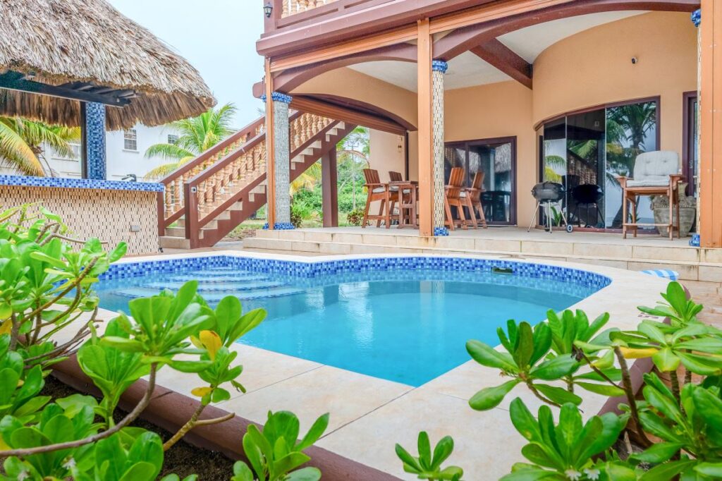 H1028 – Amazing Tuscan Style Villa On The Sea
